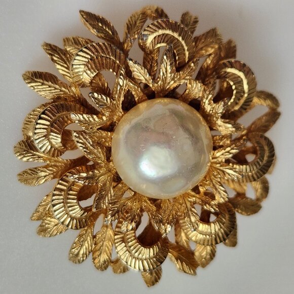 BENEDIKT NY SIGNED 1980-S VINTAGE DIMENTIONAL BROOCH DECORATED WITH FAUX PEARL. - Picture 6 of 8